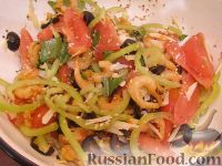 Фото приготовления рецепта: Салат с жареными креветками и пармезаном - шаг №10