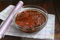 Фото приготовления рецепта: Бифштекс в маринаде с соевым соусом, чесноком и мёдом - шаг №4