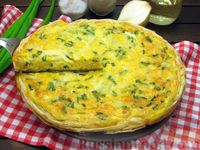 Фото к рецепту: Открытый пирог из слоёного теста с луком, яйцами и сыром