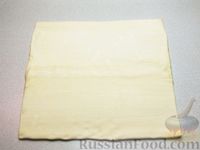 Фото приготовления рецепта: Открытый пирог из слоёного теста с луком, яйцами и сыром - шаг №5