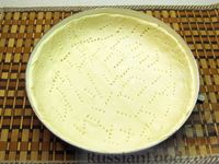 Фото приготовления рецепта: Открытый пирог из слоёного теста с луком, яйцами и сыром - шаг №6