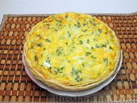 Фото приготовления рецепта: Открытый пирог из слоёного теста с луком, яйцами и сыром - шаг №13