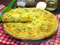 Фото приготовления рецепта: Открытый пирог из слоёного теста с луком, яйцами и сыром - шаг №14