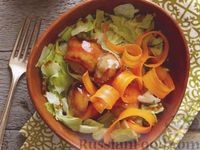 Фото к рецепту: Капустный салат с морковью и фрикадельками в беконе