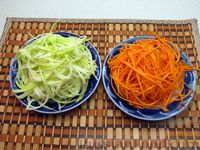 Фото приготовления рецепта: Салат из моркови и кабачков по-корейски - шаг №2