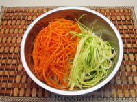 Фото приготовления рецепта: Салат из моркови и кабачков по-корейски - шаг №3