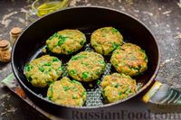 Фото приготовления рецепта: Рыбные котлеты со шпинатом и зелёным горошком - шаг №11