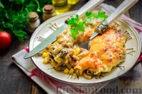 Фото приготовления рецепта: Слоёный салат с курицей, картофелем, грибами, солёными огурцами и плавленым сыром - шаг №14