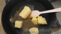 Фото приготовления рецепта: Дрожжевой пирог-перевёртыш с яблоками в карамели - шаг №5