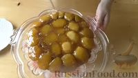 Фото приготовления рецепта: Дрожжевой пирог-перевёртыш с яблоками в карамели - шаг №16