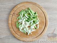 Фото приготовления рецепта: Салат из шпината с ветчиной, огурцами и яйцами - шаг №4