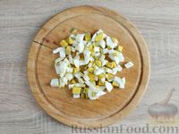 Фото приготовления рецепта: Салат из шпината с ветчиной, огурцами и яйцами - шаг №2