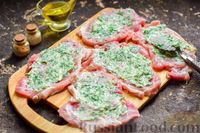 Фото приготовления рецепта: Мясные рулетики с сыром и зеленью, тушенные в сметанно-чесночном соусе - шаг №8