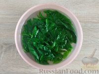 Фото приготовления рецепта: Жареный шпинат с сулугуни - шаг №4