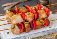 Фото к рецепту: Шашлык из куриного филе, болгарского перца и красного лука (в духовке)