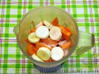 Фото приготовления рецепта: Морковно-банановый смузи с кефиром и яблочным соком - шаг №3