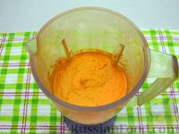 Фото приготовления рецепта: Морковно-банановый смузи с кефиром и яблочным соком - шаг №4