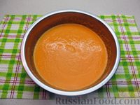 Фото приготовления рецепта: Морковно-банановый смузи с кефиром и яблочным соком - шаг №5