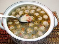 Фото приготовления рецепта: Суп с рисом, мясными фрикадельками и помидорами - шаг №14