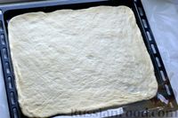 Фото приготовления рецепта: Открытый дрожжевой пирог с луком и беконом - шаг №19