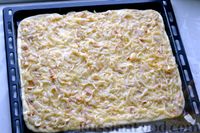 Фото приготовления рецепта: Открытый дрожжевой пирог с луком и беконом - шаг №20