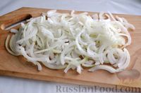 Фото приготовления рецепта: Минтай, запечённый с картофелем и луком, в сливках - шаг №4