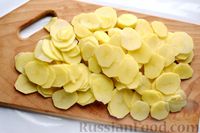 Фото приготовления рецепта: Минтай, запечённый с картофелем и луком, в сливках - шаг №5