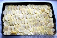Фото приготовления рецепта: Минтай, запечённый с картофелем и луком, в сливках - шаг №10