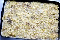 Фото приготовления рецепта: Минтай, запечённый с картофелем и луком, в сливках - шаг №12