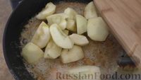 Фото приготовления рецепта: Дрожжевой пирог-перевёртыш с яблоками в карамели - шаг №6