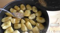 Фото приготовления рецепта: Дрожжевой пирог-перевёртыш с яблоками в карамели - шаг №8