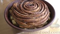 Фото приготовления рецепта: Дрожжевой пирог-перевёртыш с яблоками в карамели - шаг №15