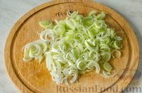 Фото приготовления рецепта: Щи из молодой капусты с луком-пореем - шаг №4