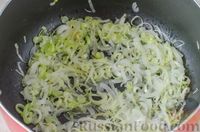 Фото приготовления рецепта: Щи из молодой капусты с луком-пореем - шаг №5