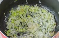 Фото приготовления рецепта: Щи из молодой капусты с луком-пореем - шаг №7