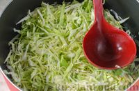 Фото приготовления рецепта: Щи из молодой капусты с луком-пореем - шаг №9