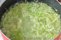 Фото приготовления рецепта: Щи из молодой капусты с луком-пореем - шаг №10