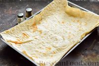Фото приготовления рецепта: Ленивый "пирог" из лаваша, с луком и плавленым сыром - шаг №8
