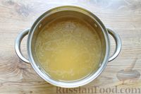 Фото приготовления рецепта: Щи с солеными огурцами  и консервированным горошком - шаг №6