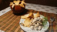 Фото к рецепту: Куриное филе, запечённое с грибами, под слоёным тестом (в горшочках)