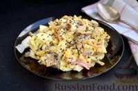 Фото к рецепту: Салат с кальмарами, жареными шампиньонами, луком и яйцами