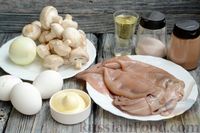 Фото приготовления рецепта: Салат с кальмарами, жареными шампиньонами, луком и яйцами - шаг №1