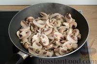 Фото приготовления рецепта: Салат с кальмарами, жареными шампиньонами, луком и яйцами - шаг №9