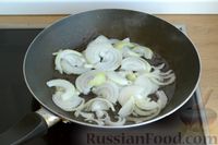 Фото приготовления рецепта: Салат с кальмарами, жареными шампиньонами, луком и яйцами - шаг №12