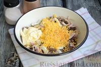 Фото приготовления рецепта: Салат с кальмарами, жареными шампиньонами, луком и яйцами - шаг №15