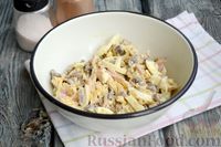 Фото приготовления рецепта: Салат с кальмарами, жареными шампиньонами, луком и яйцами - шаг №16