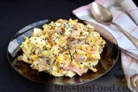 Фото приготовления рецепта: Салат с кальмарами, жареными шампиньонами, луком и яйцами - шаг №18