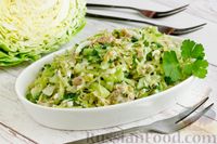 Фото к рецепту: Салат из молодой капусты с тунцом, огурцами и яйцами