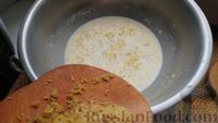Фото приготовления рецепта: Дрожжевые булочки с шоколадной начинкой, цедрой лимона и имбирём - шаг №5