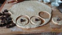 Фото приготовления рецепта: Дрожжевые булочки с шоколадной начинкой, цедрой лимона и имбирём - шаг №13